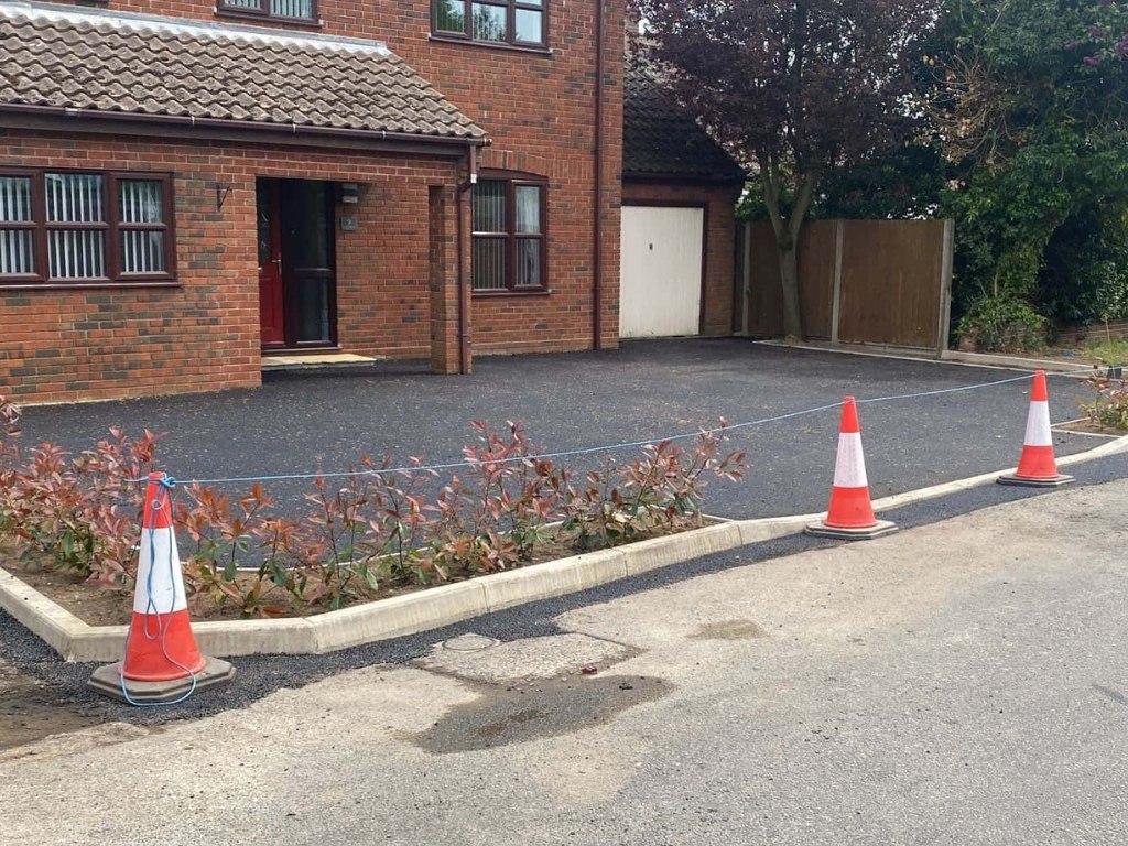 This is a newly installed tarmac driveway just installed by Bromham Driveways