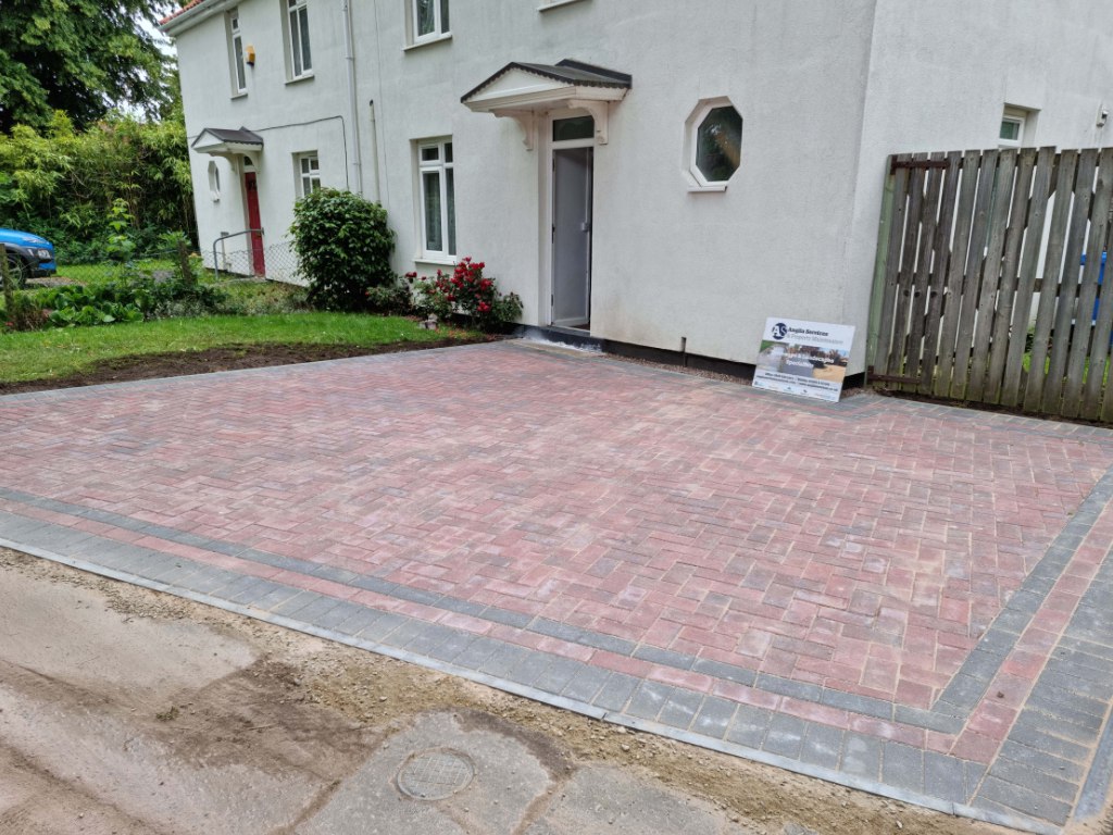 This is a newly installed block paved drive installed by Bromham Driveways